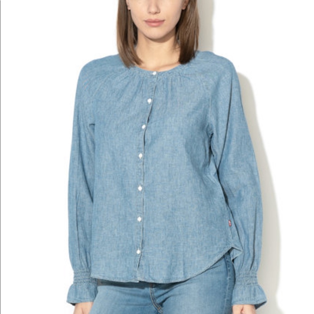Levi’s woman’s button down long sleeve